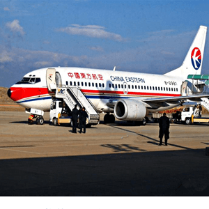 丽江三义机场空运航空快运业稳步发展的原因是什么？